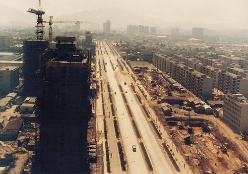 1/ 81979年,中央批准建立深圳经济特区,一道80多公里长的铁丝网将深圳