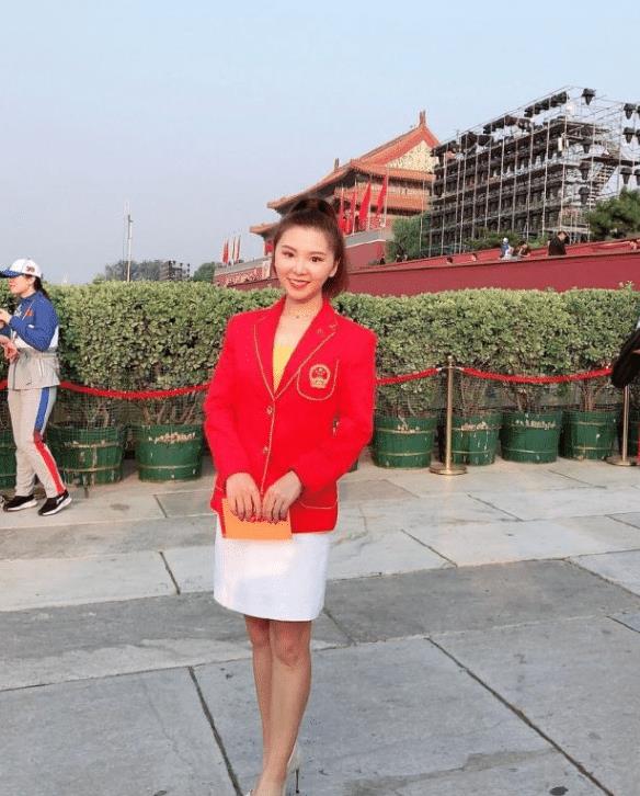 27岁高低杠女神何可欣,退役后二次发育变美,如今穿着打扮像20岁