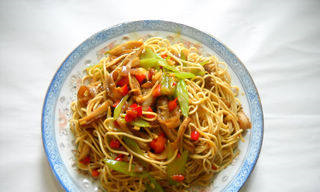 美食推荐:西芹牛肚辣炒面,特色鱼头汤,胡萝卜炒鸡蛋的做法