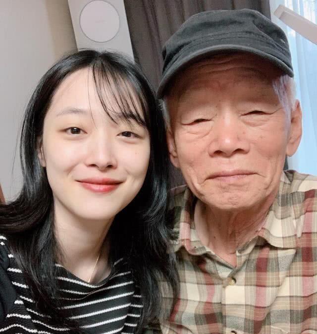 崔雪莉晒亲人照,和爷爷奶奶同框,画面温馨,网友:"长得真像"