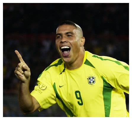 罗纳尔多当年在巴西队的表现,明显好于皇马,让伯纳乌记者不满