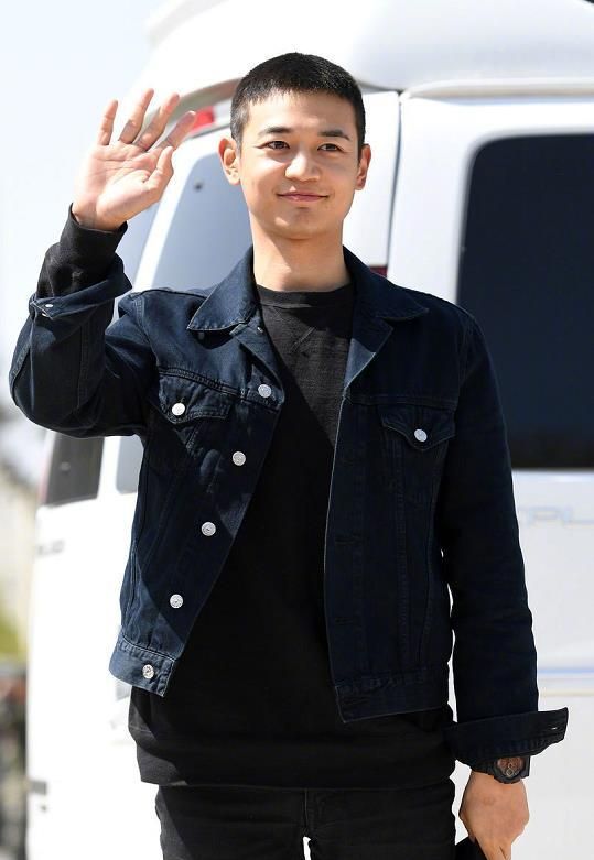 shinee崔珉豪入伍新闻图毛寸头阳光帅气素颜超能打