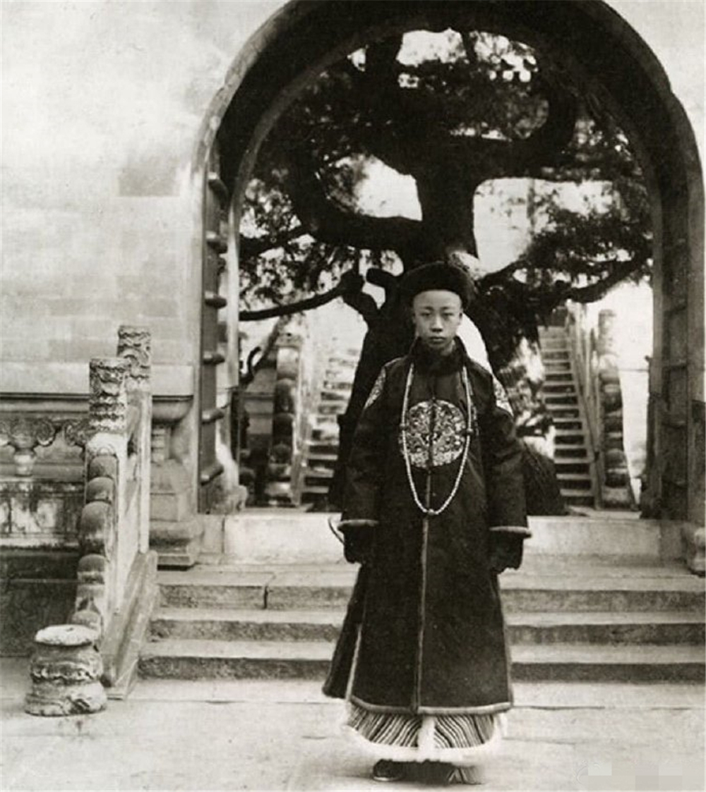 晚清年间的末代皇帝爱新觉罗·溥仪登基大典老照片_新浪新闻