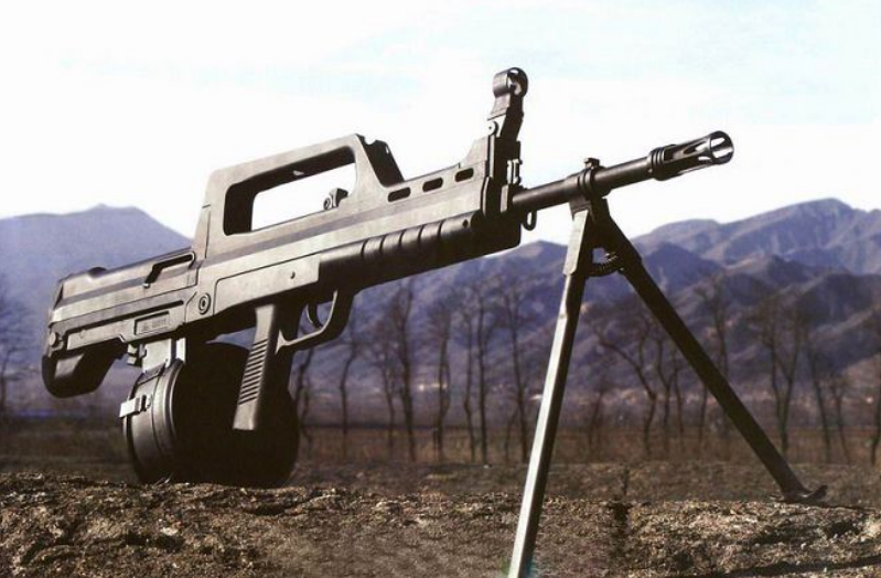 用轻机枪的编制是两个人,另一个士兵一般需要带武器吗?