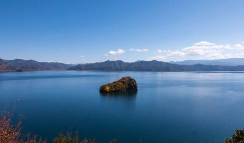 实拍泸沽湖宁静湖面,海天一色的美景,中国难得一见的沉静