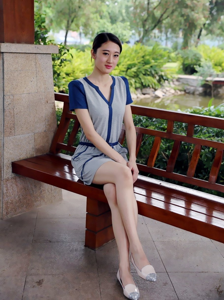 随拍在美景凉亭下的文雅气质美女