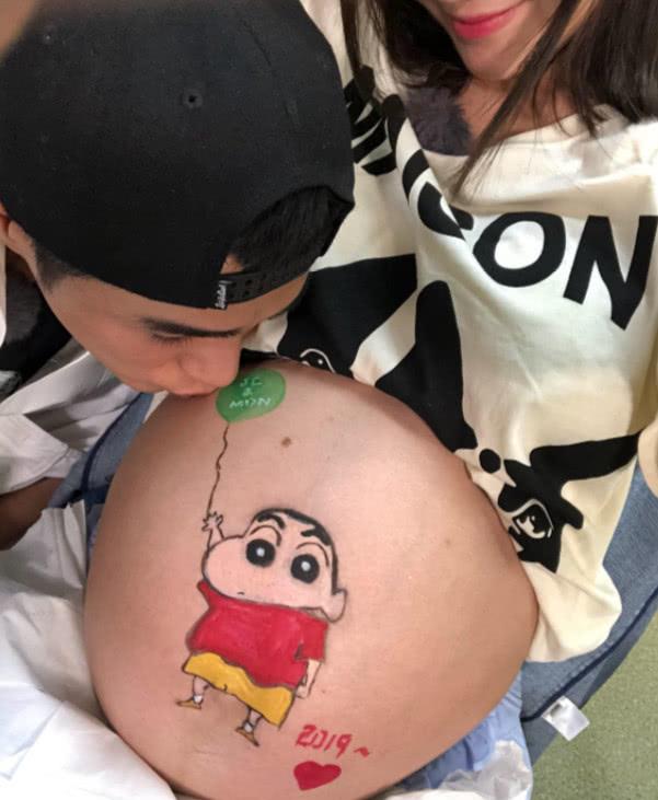 麦迪娜微博晒九个月孕肚照老公姜潮速度评论笑说6字真爱盖章