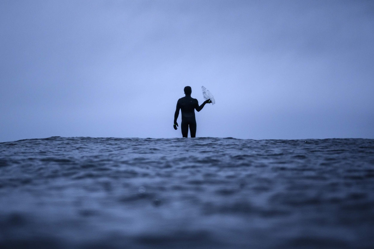 实拍另类冲浪人的冰制冲浪板,与时间赛跑争分夺秒征服大海