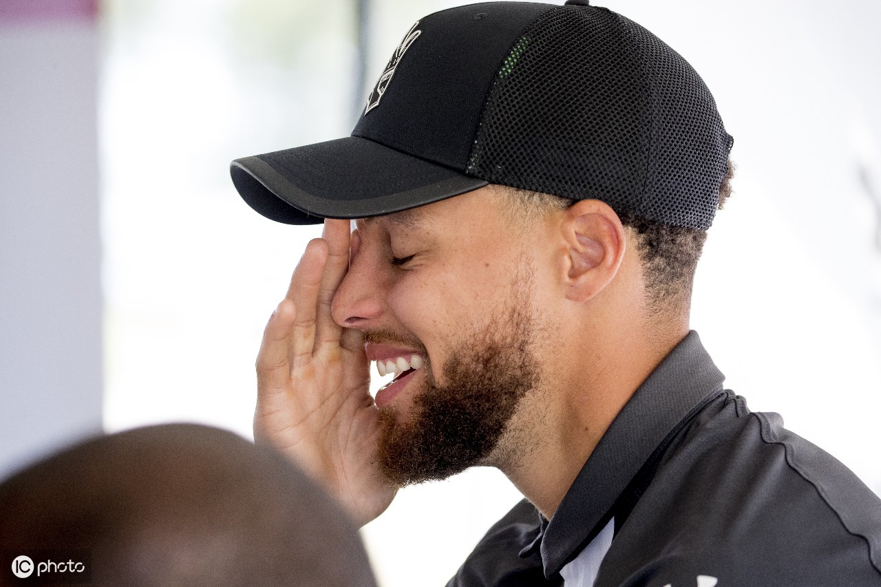 金州勇士队后卫斯蒂芬·库里微笑着 0