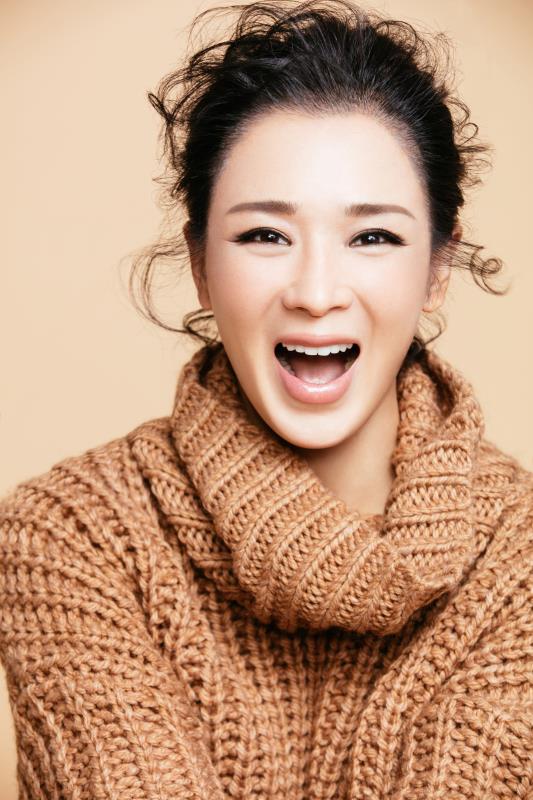 周显欣写真大片曝光凸显寒冬中温柔之美