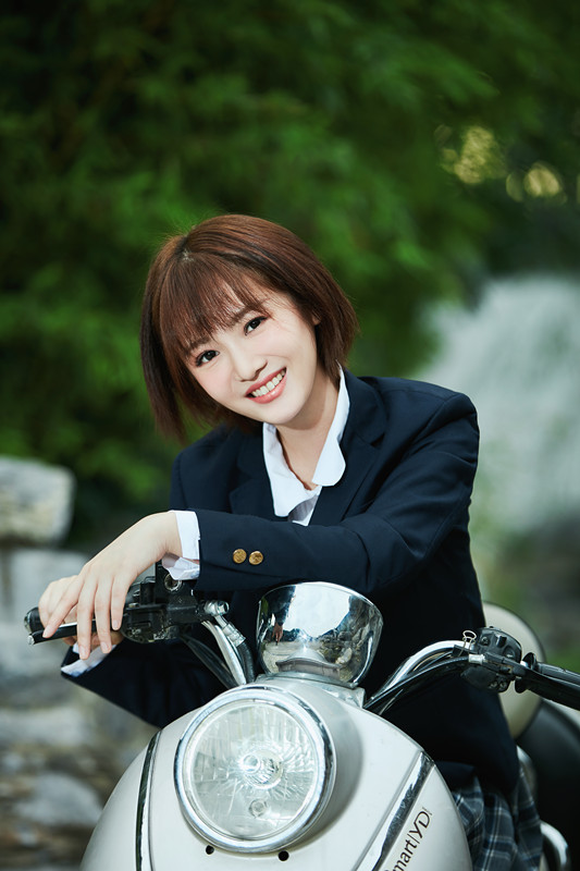 我的莫格利男孩热播付柔美琦写真俏皮帅气