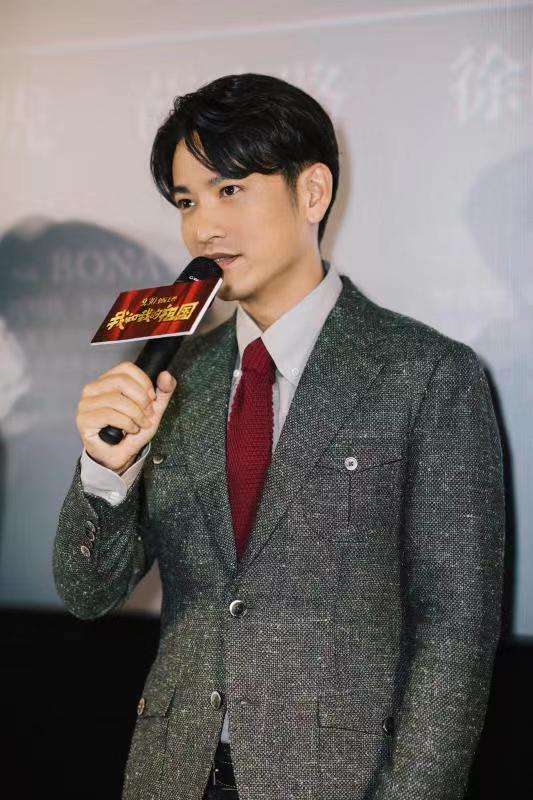 袁文康现身我和我的祖国首映谈护航实现儿时空军梦