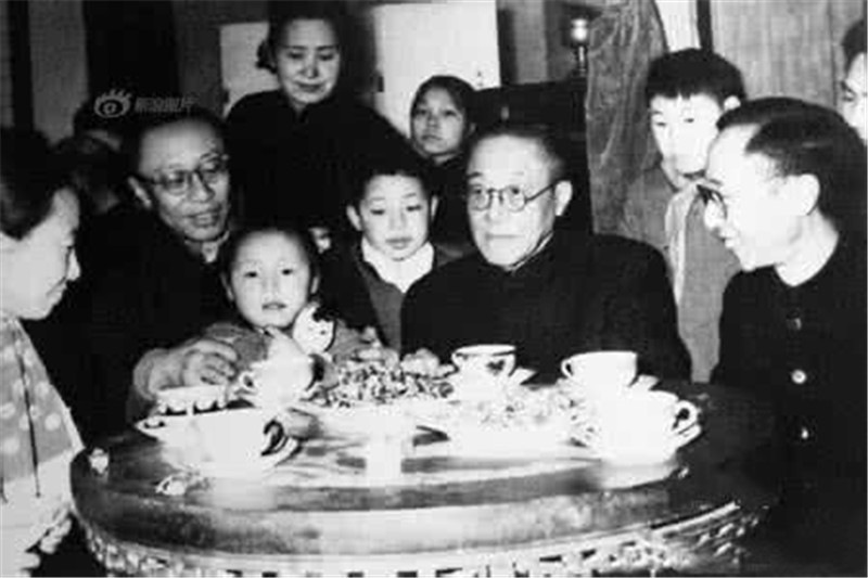 1959年溥仪的生活:清朝遗老来看望,依旧把他当皇帝,行跪拜礼|溥仪|遗老|皇帝_新浪新闻