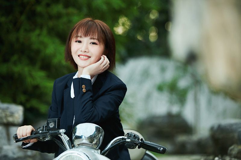 我的莫格利男孩热播付柔美琦写真俏皮帅气