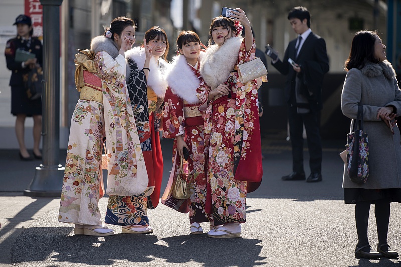 日本各地举行成人礼年轻女孩们身穿华丽和服街头放飞自我