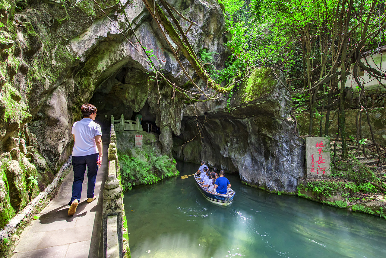 兰溪地下长河位于金华兰溪市场东郊六公里处的六洞山风景区,这是条