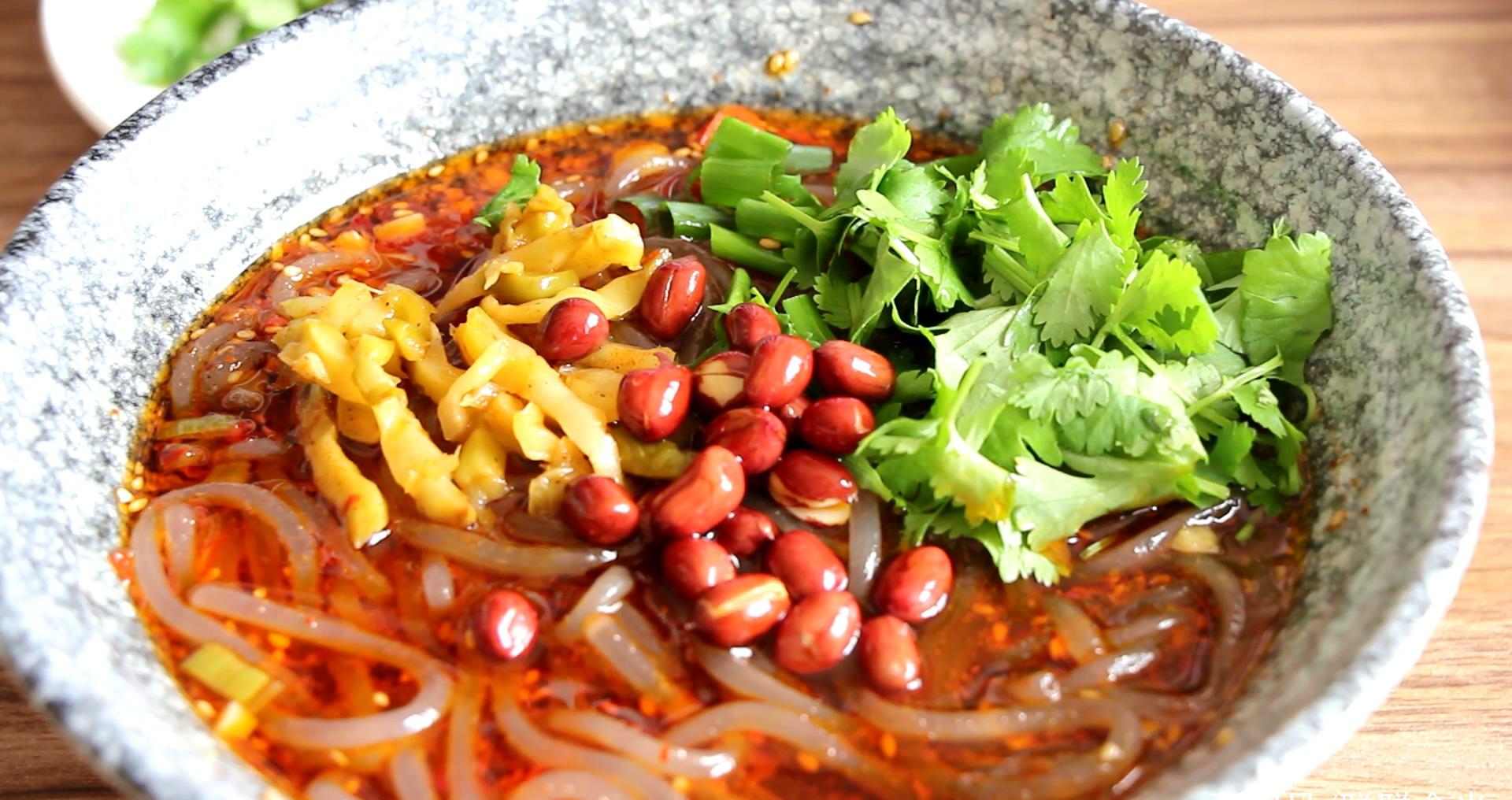 想吃酸辣粉在家就能做,用料简单,酸辣开胃,一大碗都不够吃