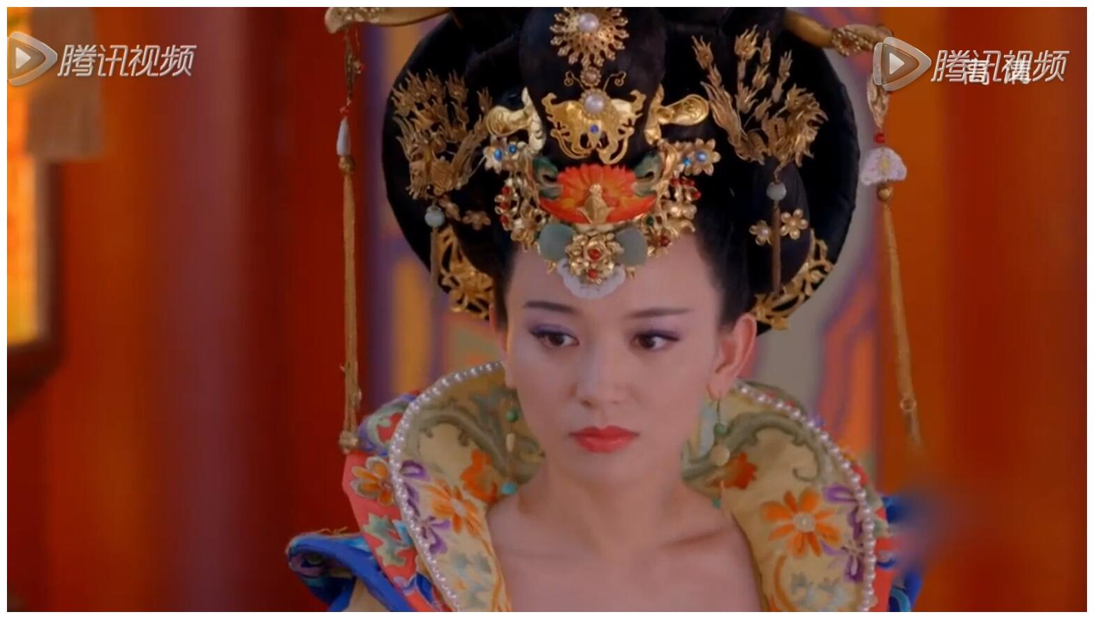 虽然唐代兴戴花吧,但也不是这么花枝招展的戴法吧~本来清宫剧的大拉翅