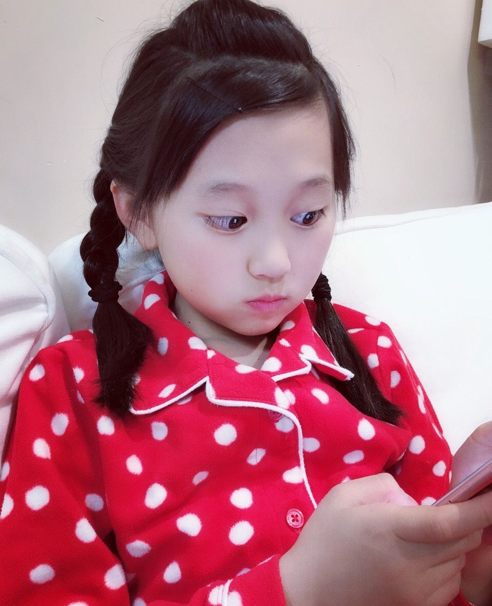 还记得童星小葡萄吗?本名项滢璇,近期的照片简直太美了,迷死人