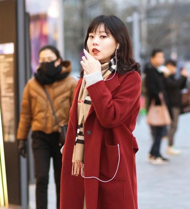 街拍:小姐姐身穿一款酒红色的大衣,温婉如玉的淑女行头