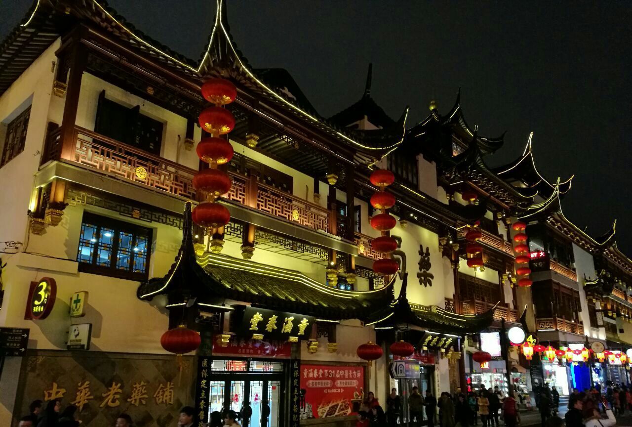 城隍庙让你全面地领略到上海的历史、建筑、文化、风情，传统