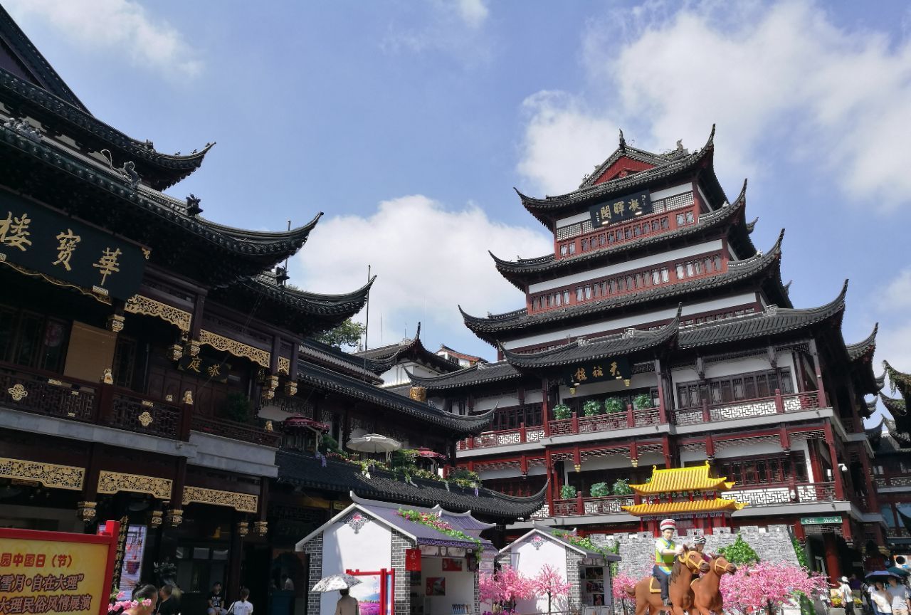 城隍庙让你全面地领略到上海的历史、建筑、文化、风情,传统