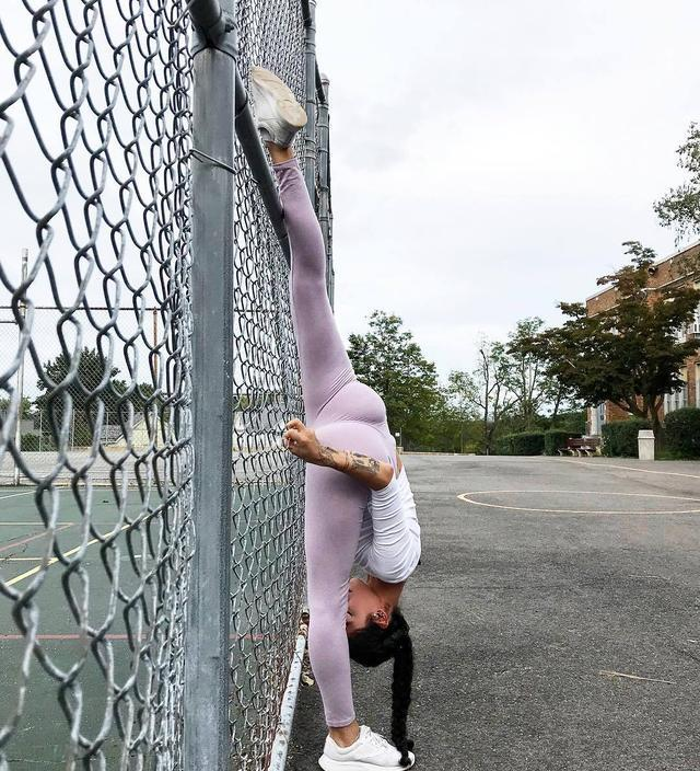蒋欣瘦成一道闪电,穿皮夹克配休闲裤,露出精致锁骨让人羡慕