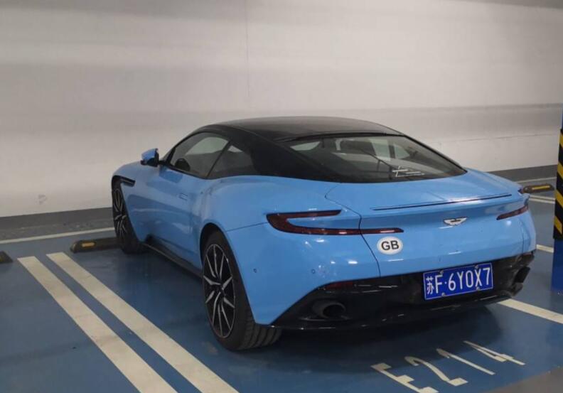 南通通州某地库偶遇阿斯顿马丁db11,天蓝色配色非常显眼!