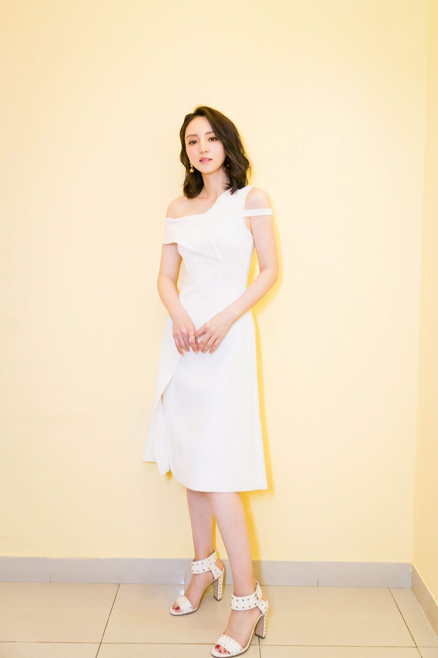 董璇出席育儿盛典领奖简约白裙尽显个人魅力