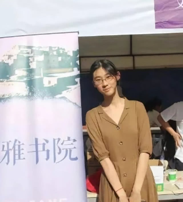 她是继奶茶妹妹后的学霸校花,今清华报道,武亦姝穿t恤太清纯!