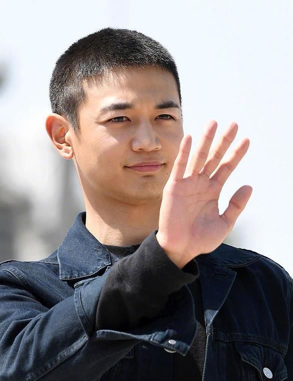 shinee崔珉豪入伍新闻图毛寸头阳光帅气素颜超能打