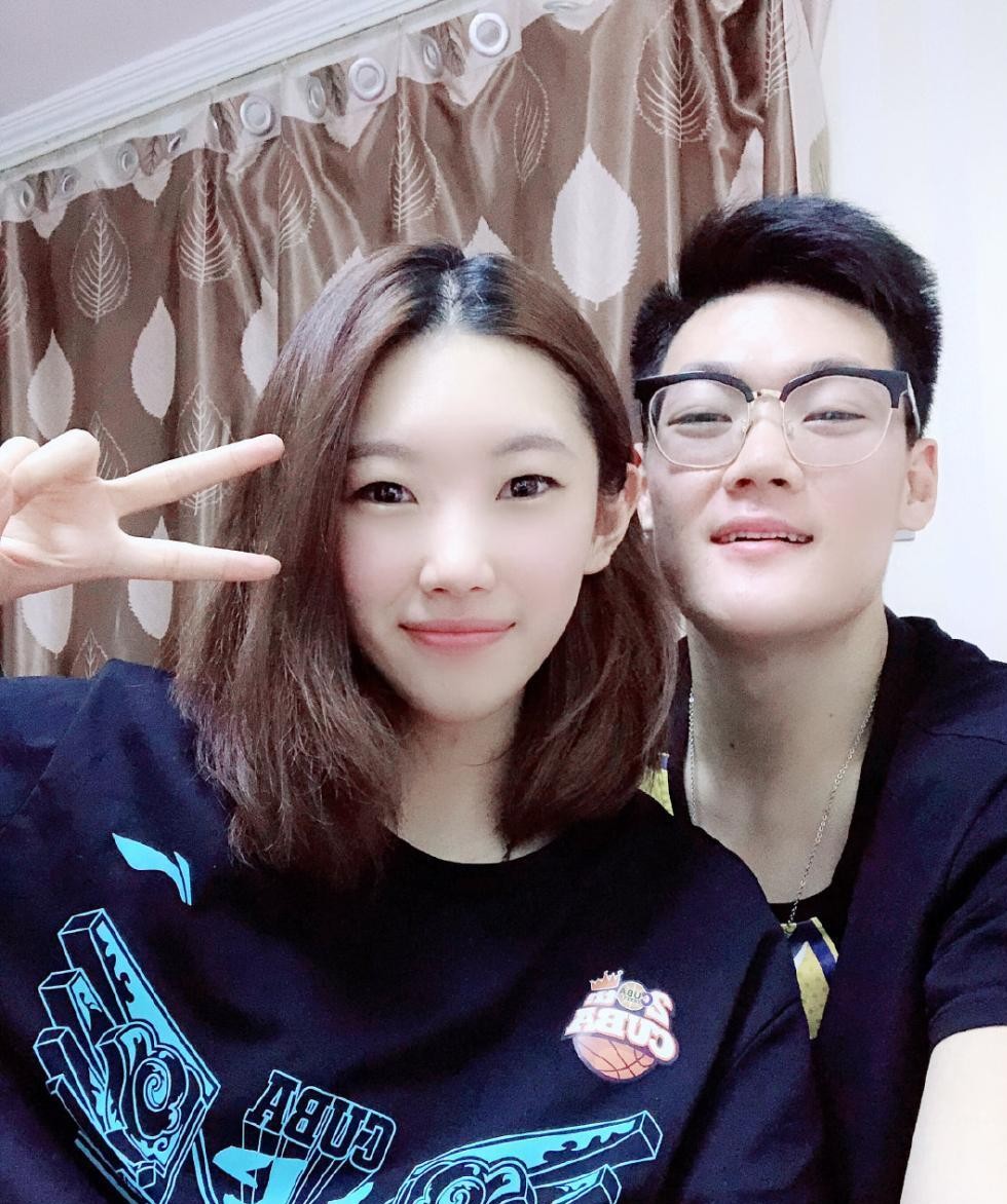 北大双子星张宁和祝铭震实力强劲两位女友也是绝世佳人