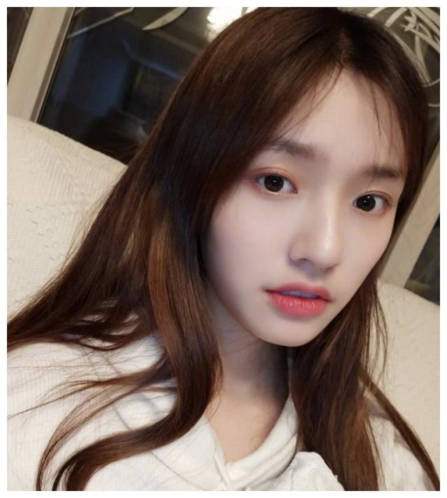 林允面型大变样,下巴圆润玻尿酸满满,深夜回应:我脸怎么了