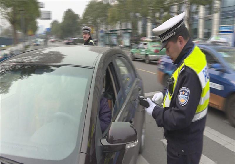 为什么交警查车时会做个摸车屁股的小动作老司机试探你呢