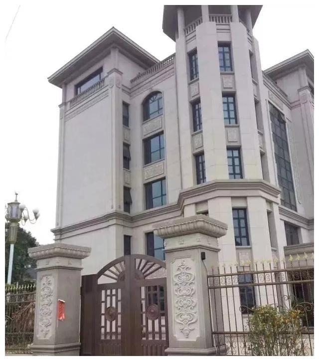 别人家的大门和围栏让人羡慕不已，全用大理石，华丽又大气