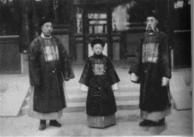 1959年溥仪的生活：清朝遗老来看望，依旧把他当皇帝，行跪拜礼|溥仪|遗老|皇帝_新浪新闻