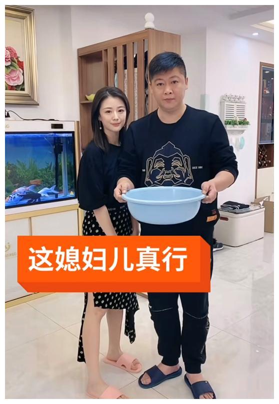 2月24日,"谢永强"贺树峰在社交平台上晒出了和娇妻