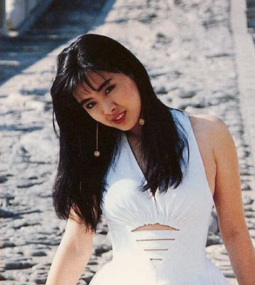 罕见老照片:1990年在故宫拍广告片的王祖贤,简直美到骨子里了