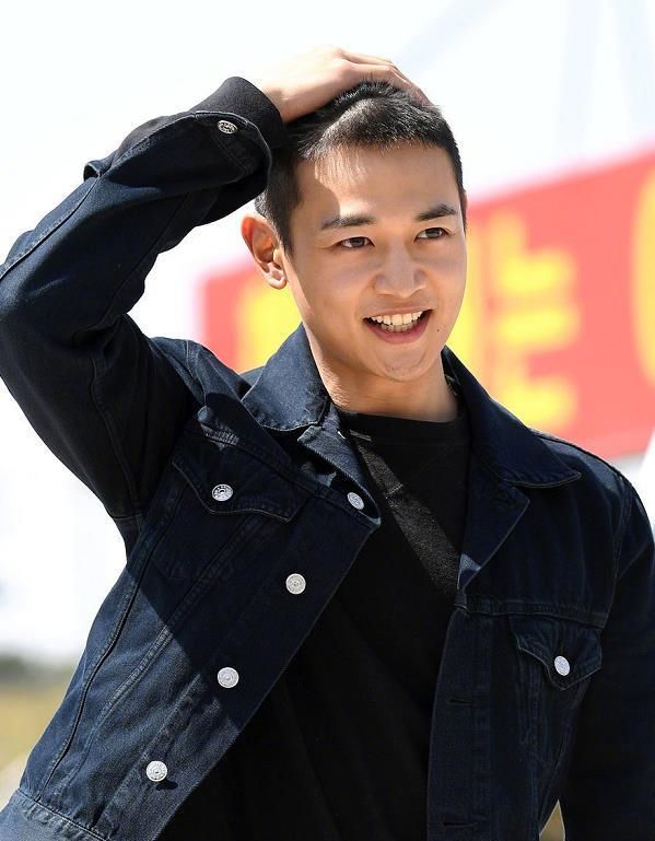 shinee崔珉豪入伍新闻图毛寸头阳光帅气素颜超能打