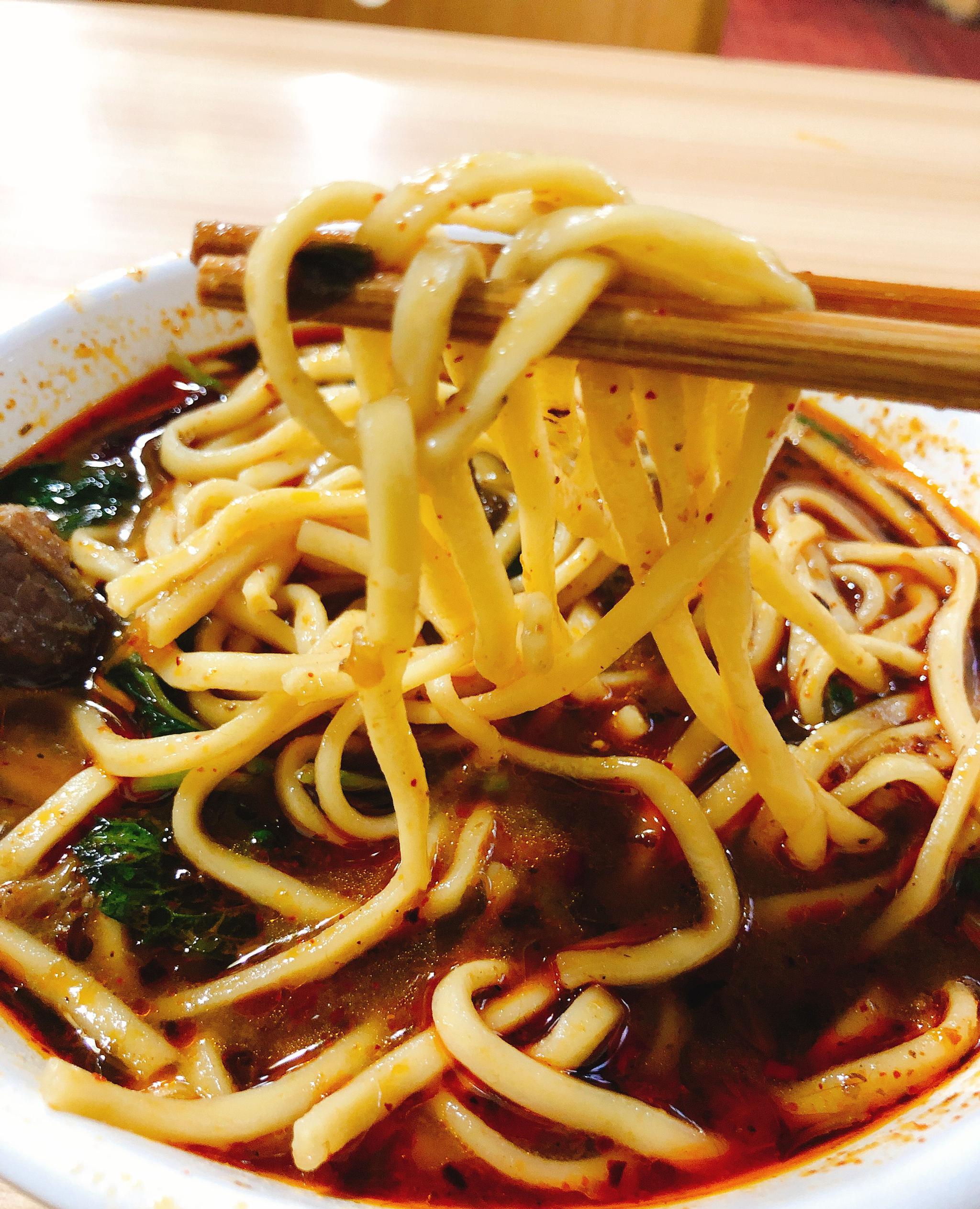 昆明吃货们宵夜的首选—大酥牛肉面,吃过才知云南美食不止米线!