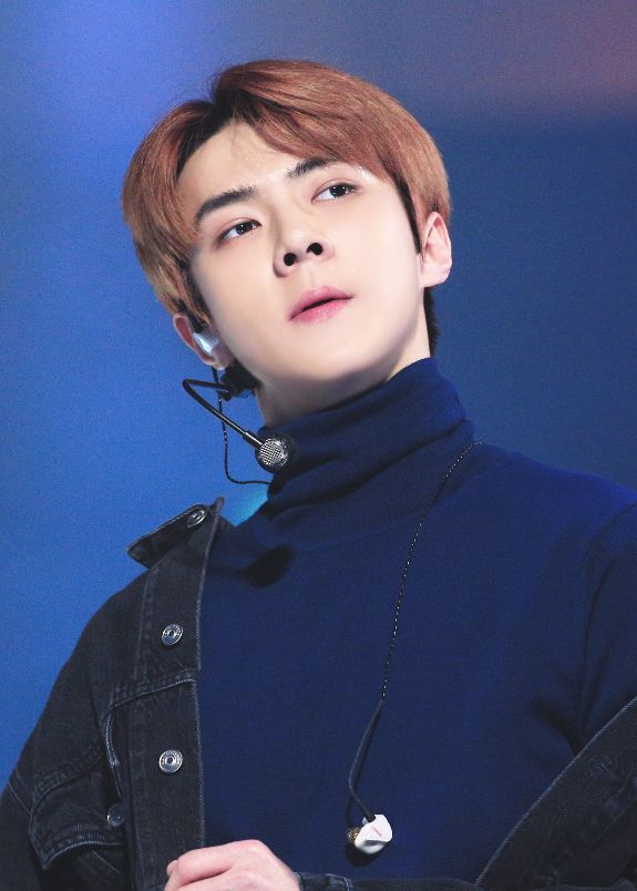 韩国魅力偶像吴世勋,气宇轩昂的他,颜值可真的是"扛把子"