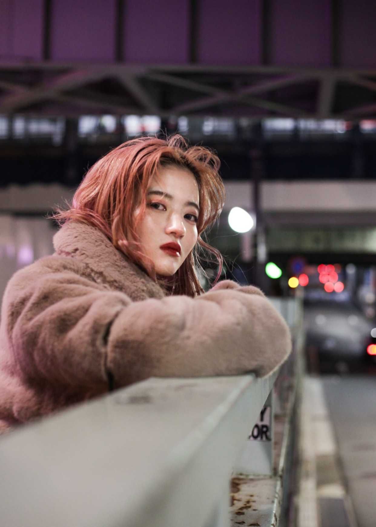 2月东京涉谷,街头女生穿搭街拍,皮草和发色都很好看