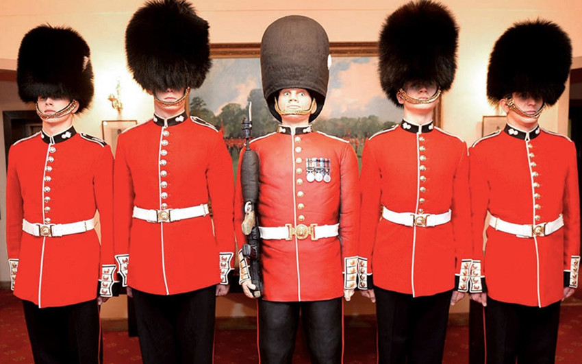 这英国皇家卫兵身高2米,霸气十足,围观者看后,却馋到流口水