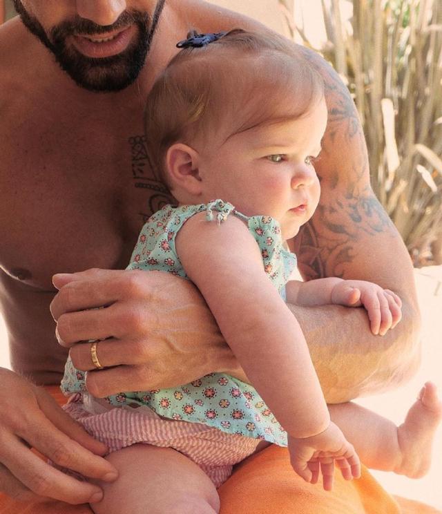 47岁瑞奇马丁出柜9年迎来第4胎与帅气老公感情稳定