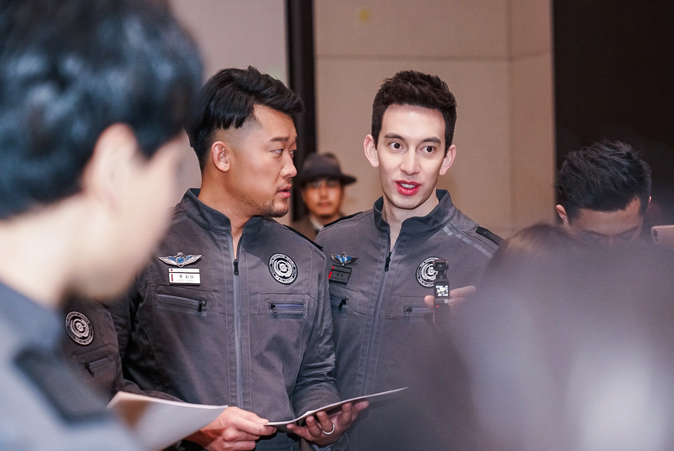 mike隋亮相《流浪地球》首映 戏里戏外"皮"劲十足