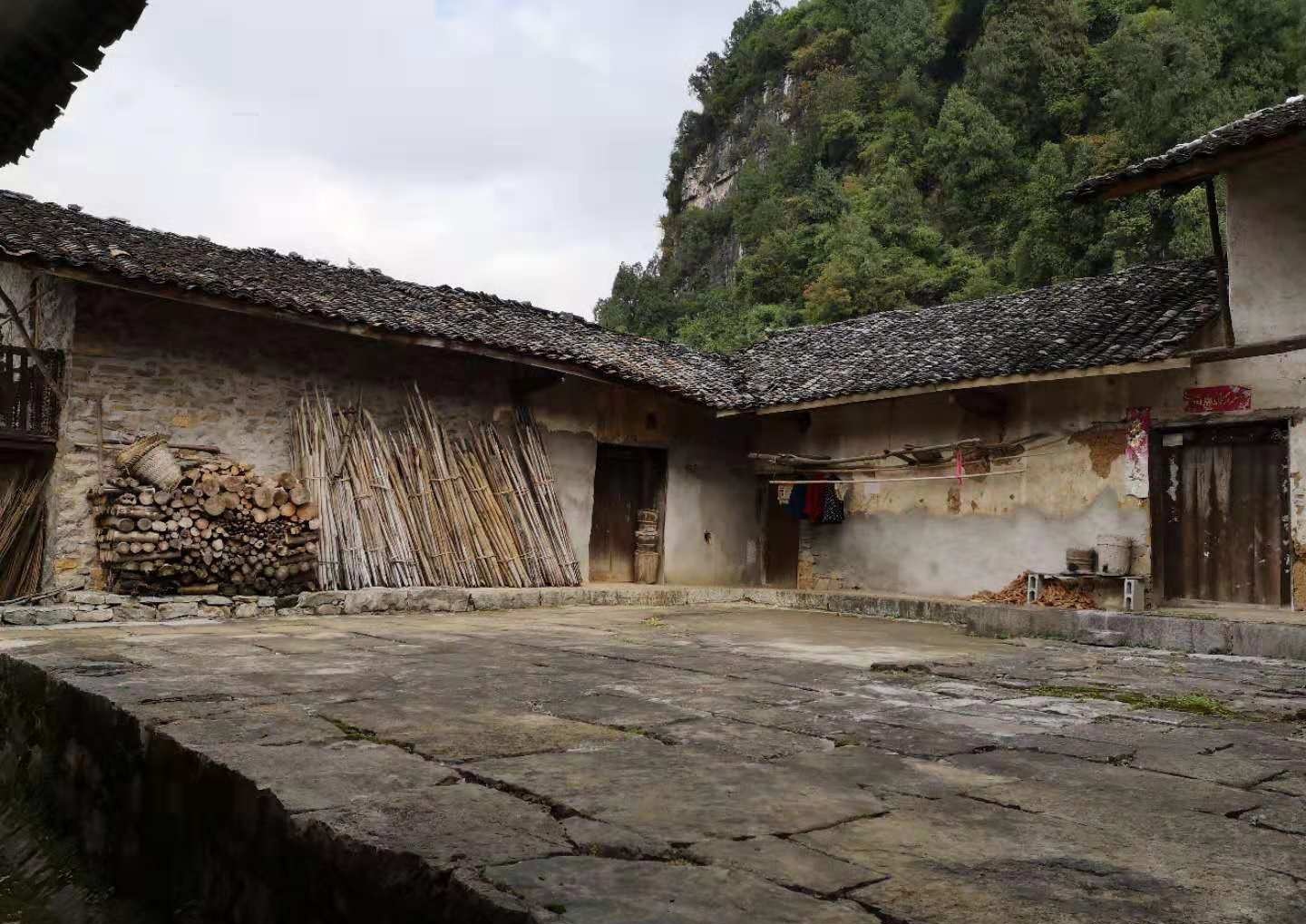 四川南充:实拍农村生产生活!独居留守老人以狗为伴