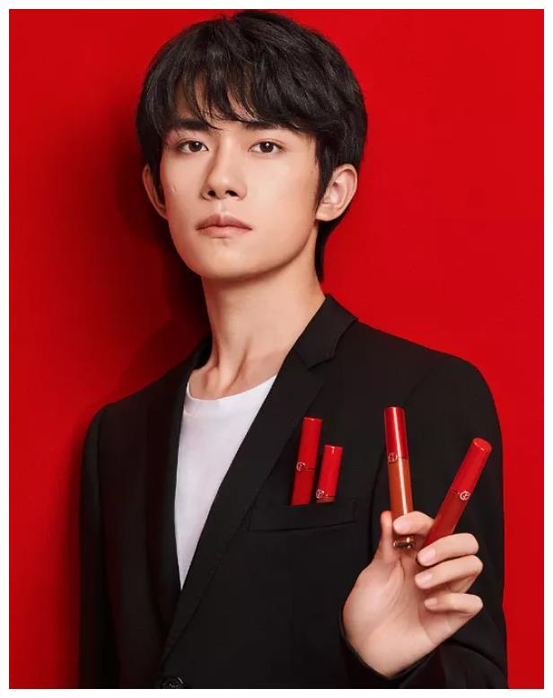 易烊千玺阿玛尼大片曝光,有谁注意他拿唇釉的手势?不愧是大佬