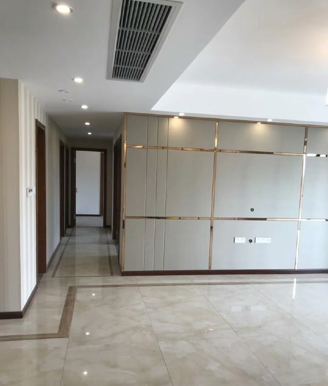 新房硬装完工,漂亮时尚,尤其金属条 硬包装饰电视墙超赞