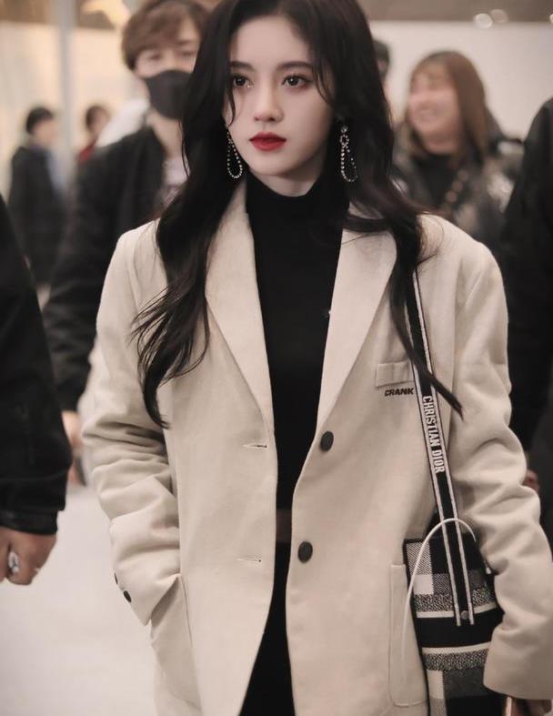 鞠婧祎穿西装也要性感一把,露脐内搭大秀"a4腰",腰围太真实