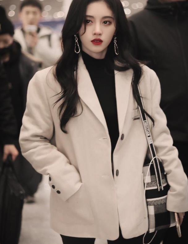 鞠婧祎穿西装也要性感一把,露脐内搭大秀"a4腰",腰围太真实